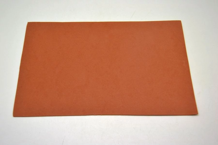 Dekorgumi 20x30 cm, SÖTÉTBARNA