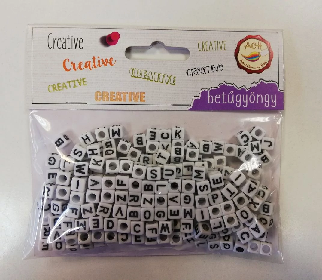Betűgyöngy, fekete betűk, 300db/csom